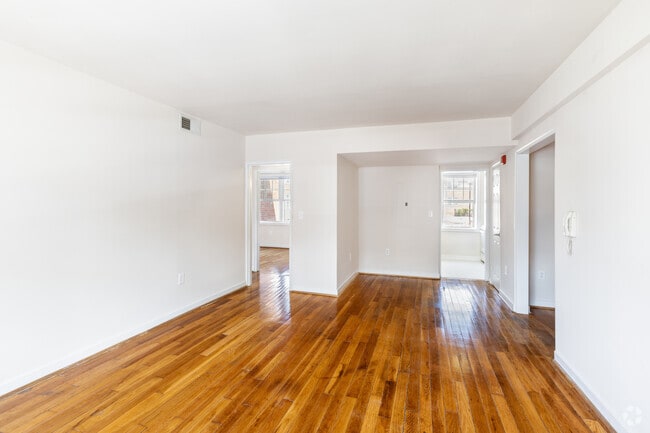 2BR, 1BA - 760SF