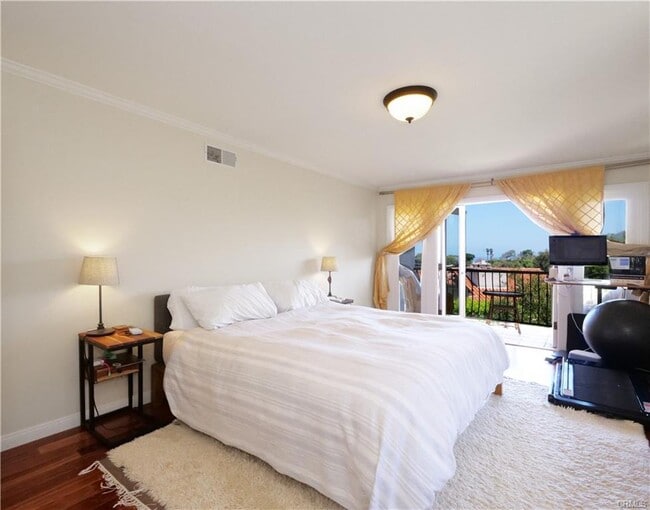 Building Photo - 345 Palos Verdes Dr W