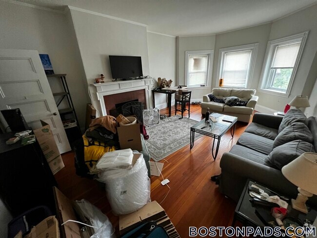Building Photo - 917 Beacon St Rental