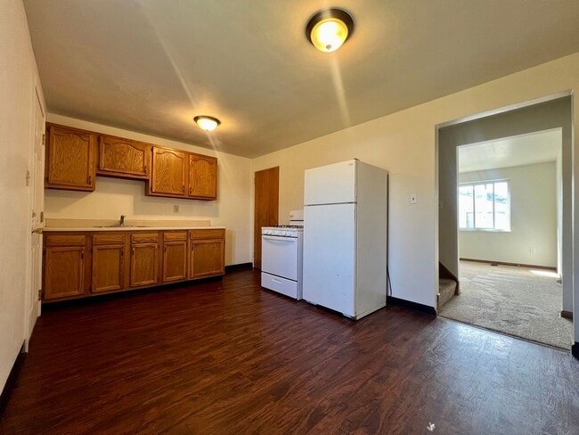 Building Photo - Cozy Two Bedroom Townhome with Central AC & Off-Street Parking! Call Today to Schedule a Tour!