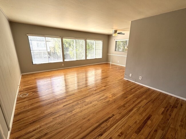 Building Photo - 556 Kings N Rd Unit Kings #5 Rental
