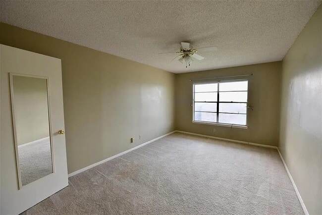 Photo - 100 Royal Way Dr