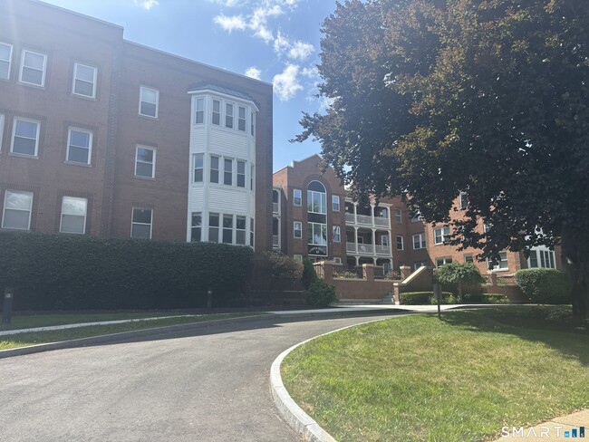 Building Photo - 15 Highland St Unit 202