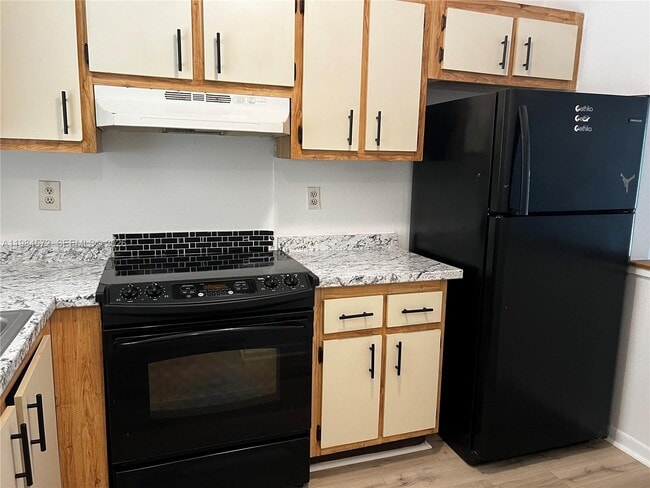 Photo - 6001 Shaker Wood Cir Unidad 204