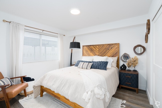2BR, 2BA - 938SF - Bedroom