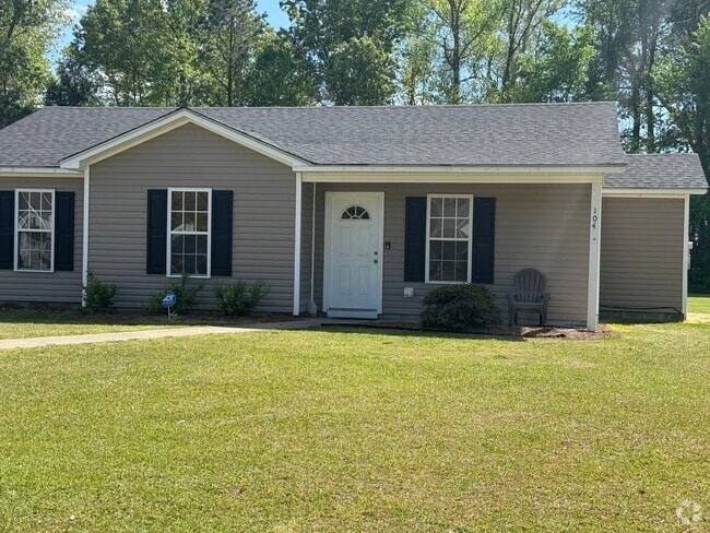 Building Photo - Darling home outside City Limits