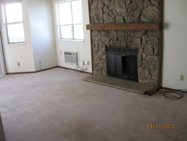 Building Photo - Victoria Crossing 2nd Floor Unit 1521R