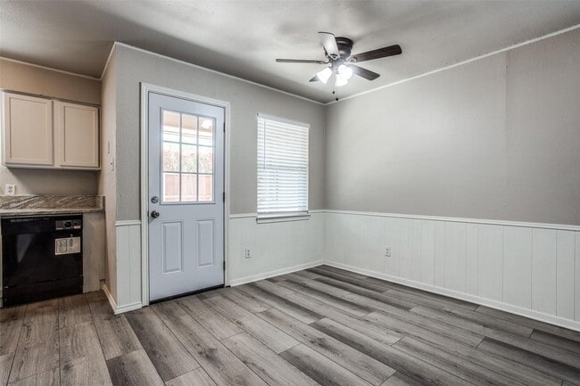 Photo - 2434-2434 Lakeview Cir