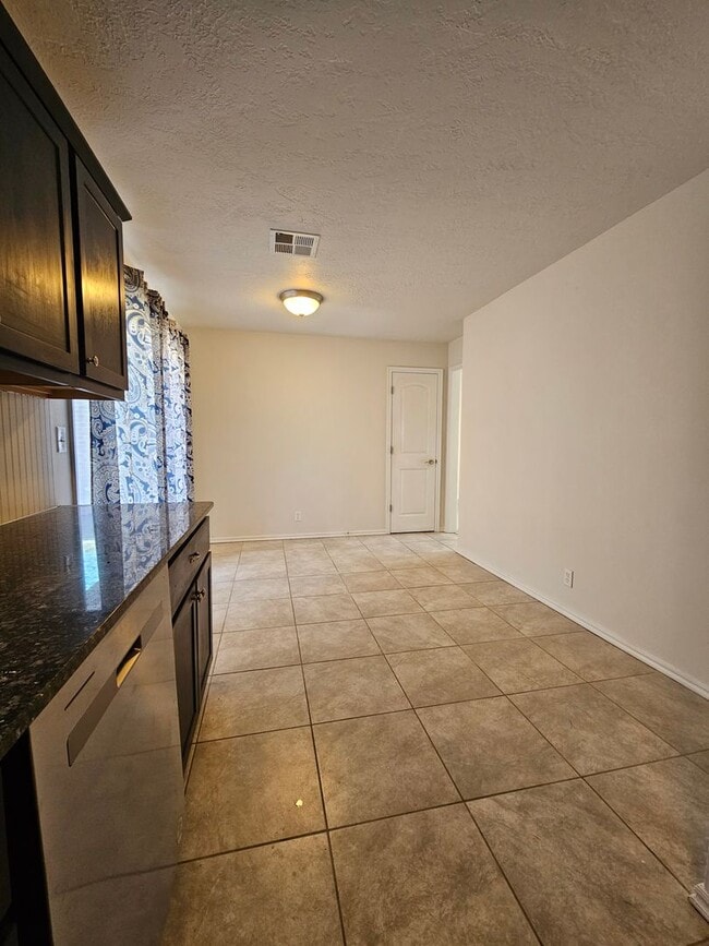 Photo - (4) Bed/(2) Bath - Corner Lot - Avail NOW!