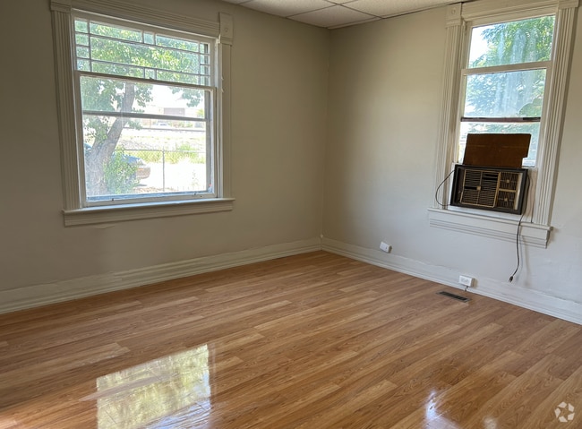 Building Photo - 279 W Railroad Ave Unit 2 (1 Bed) Left Door Rental