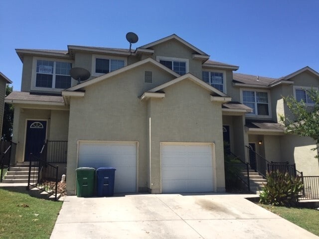 Building Photo - Spacious 3 bedroom 2.5 bath townhome!