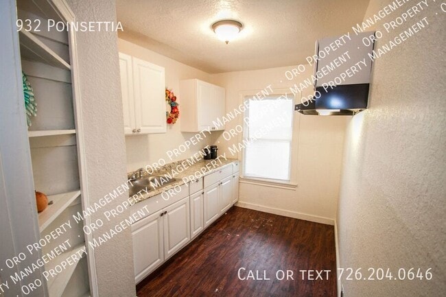 Photo - 932 Poinsettia-