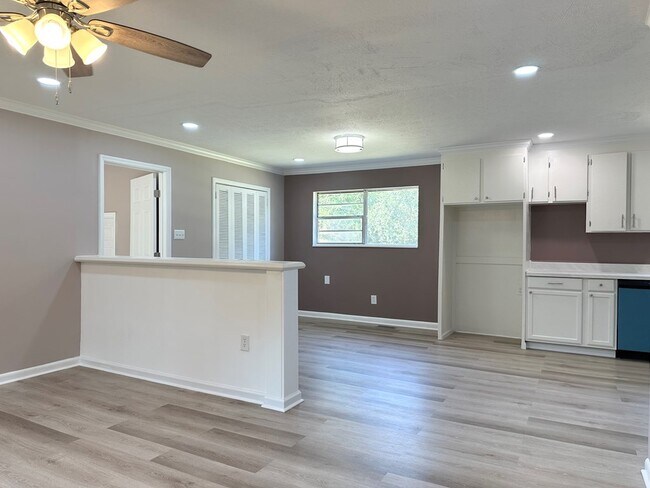 Photo - 1138 Philema Rd S