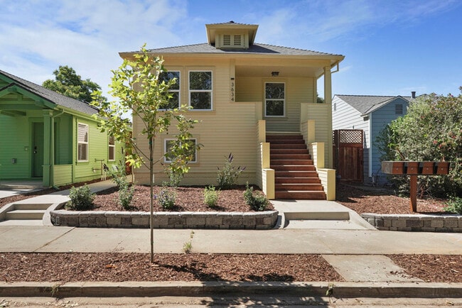 Photo - Beautifully updated 2/1 in North Oak Park! Located Close to UC Davis Med Center + MgGeorge Law Sc...
