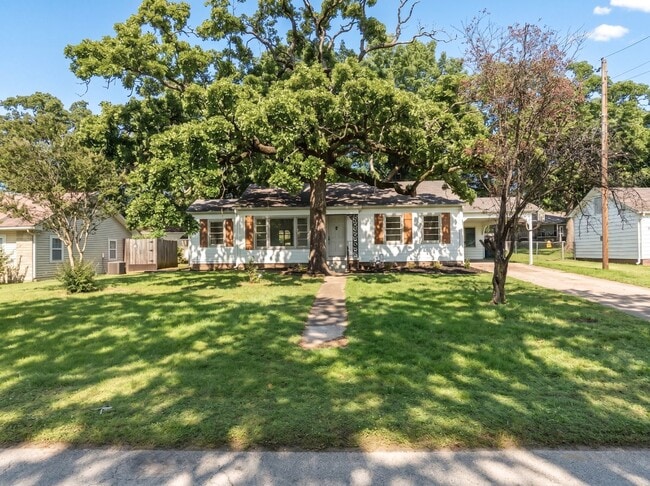 Building Photo - Freshly Updated 3 Bedroom House