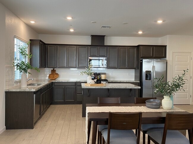 Isla de cocina de granito - 1683 Sandoval Dr