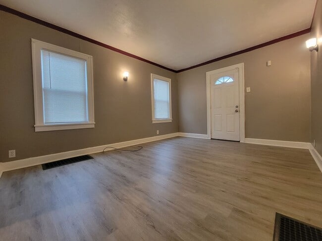 Photo - 2111 W 8th St