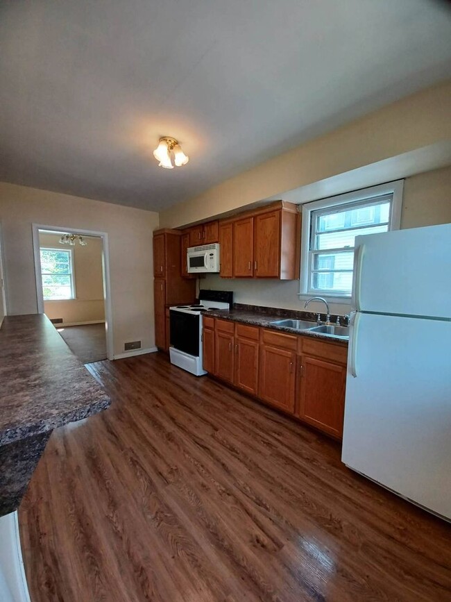 4 Bedroom House with a Detached Garage - 4 Bedroom House with a Detached Garage