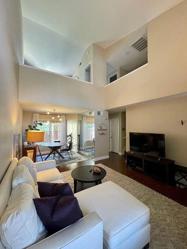 Sala de estar - 7367 Belpine Pl