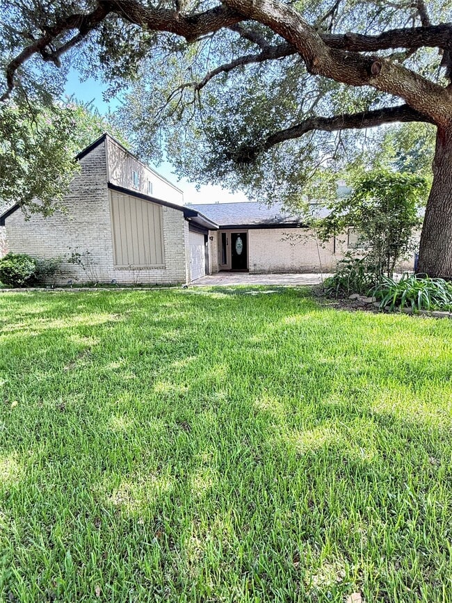 Building Photo - 354 S Amherst Dr