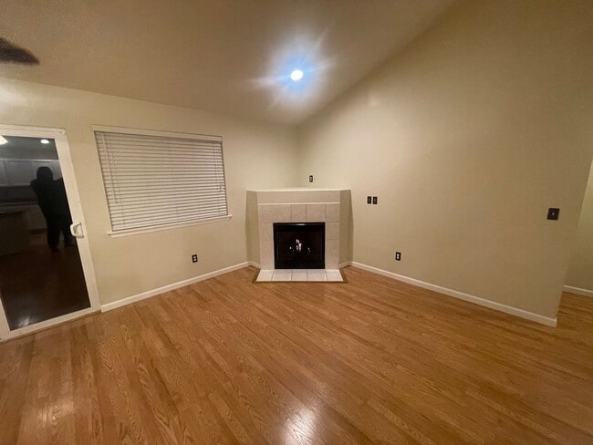 Photo - Spacious 4 Bedroom Home for Rent in Lake S...