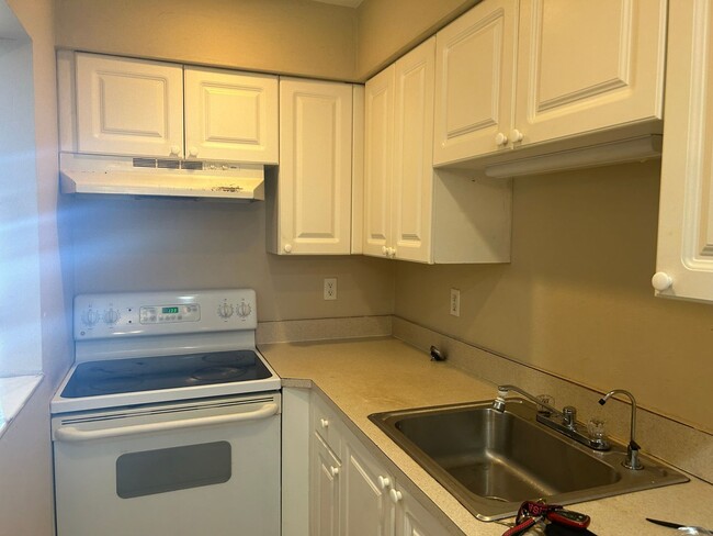 All tile   1/1 close to Cape Coral Pkwy