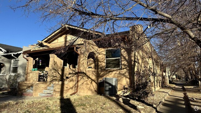 Building Photo - "Charming 2-Bed Townhouse in Denver's Hear...