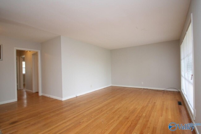 Photo - 417 Greenacres Dr NW