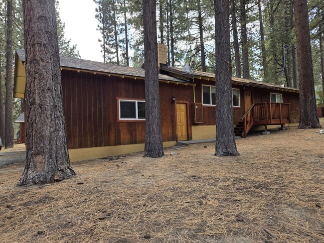 Building Photo - Two bedroom furnished home in a quiet area