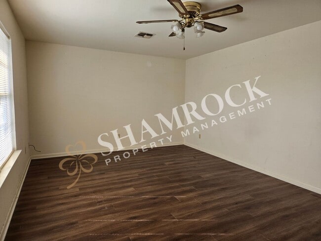 Photo - 2/1 Triplex in Waco ISD!
