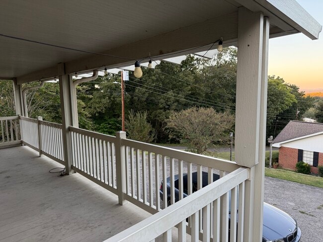 Photo - 212 White Oak St