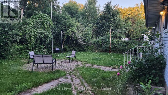 Photo - 1013 Cadboro Rd