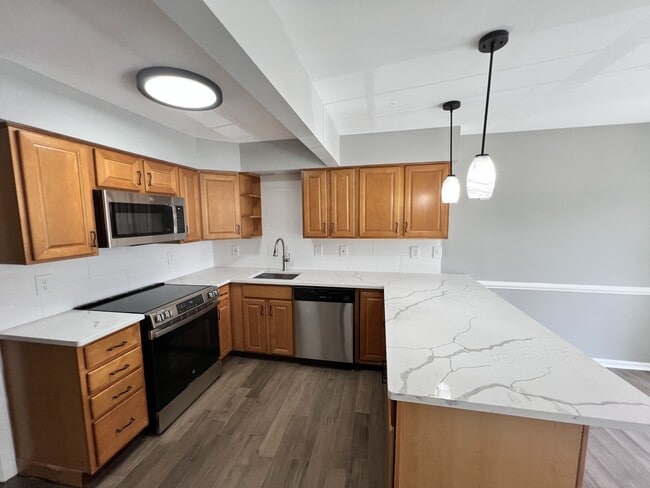 Photo - 733 Farnham Pl