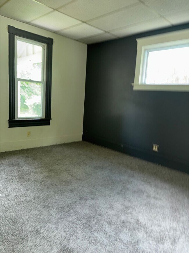Photo - 2 Bdrm 1st Floor Bath Secluded Yard