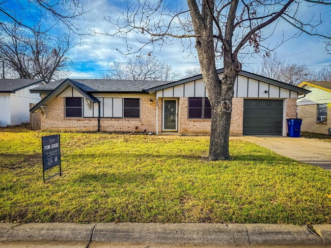 Building Photo - Modern Elegance Meets Suburban Comfort: Updated 3-Bed, 2-Bath Gem in Heart of Burleson