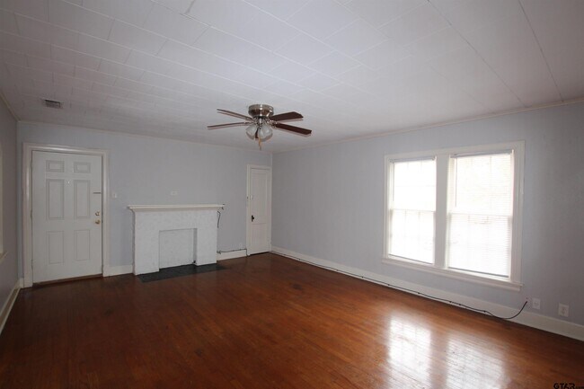 Photo - 132 Rowland Pl