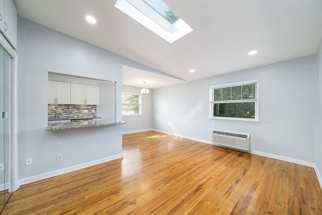 Photo - 6715 Polk St