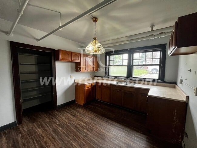 Photo - 210-145 Walnut-