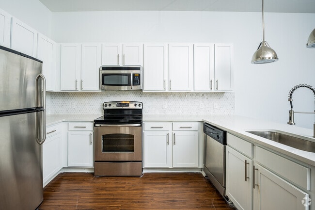 1BR, 1BA - 741SF - Kitchen - Rise Lakeview