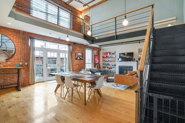 Building Photo - 8 Newcomb St Unit 5