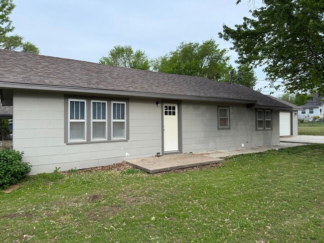 2 Bed, 1 Bath House, 2 Car Garage For Rent... - 2 Bed, 1 Bath House, 2 Car Garage For Rent...