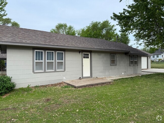 Building Photo - 2 Bed, 1 Bath House, 2 Car Garage For Rent...