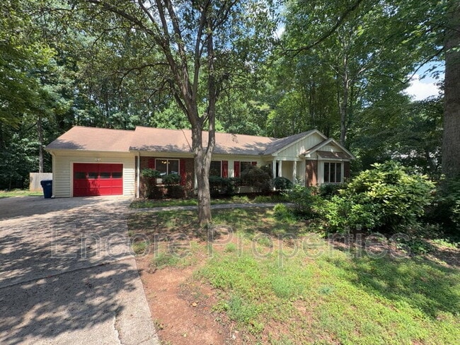 Building Photo - 2102 Oakcrest Ct