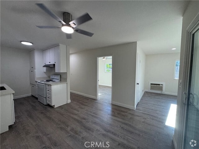 Building Photo - 486 N Oak St Rental