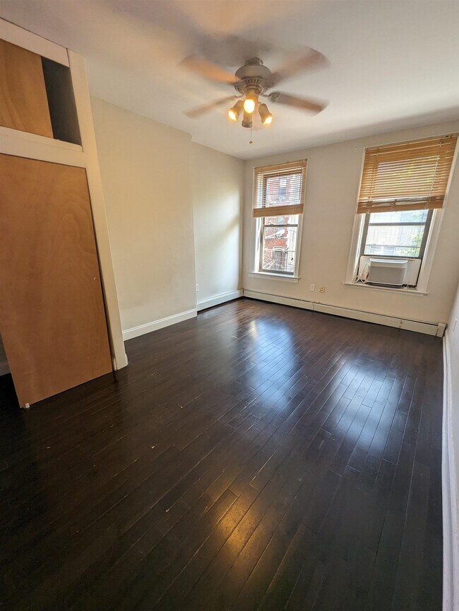 Building Photo - 208 7th St Unit 3R Rental