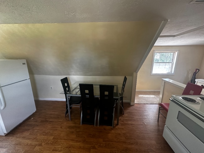 Building Photo - 610 Pine St Rental