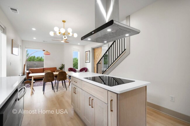 Photo - 530 Continental Dr