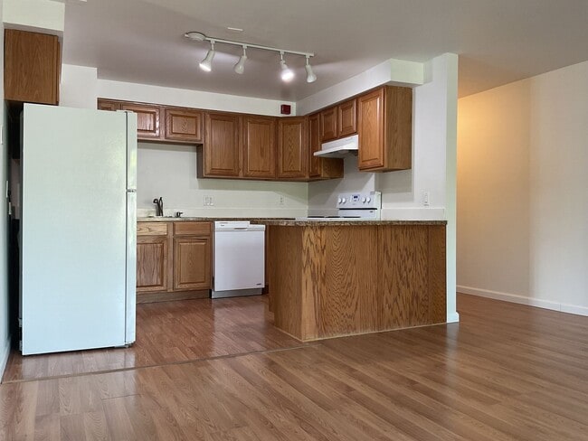 Photo - 1 Bed / 1 Bath Houghton condo in Kirkland $1,795/month Unit 520