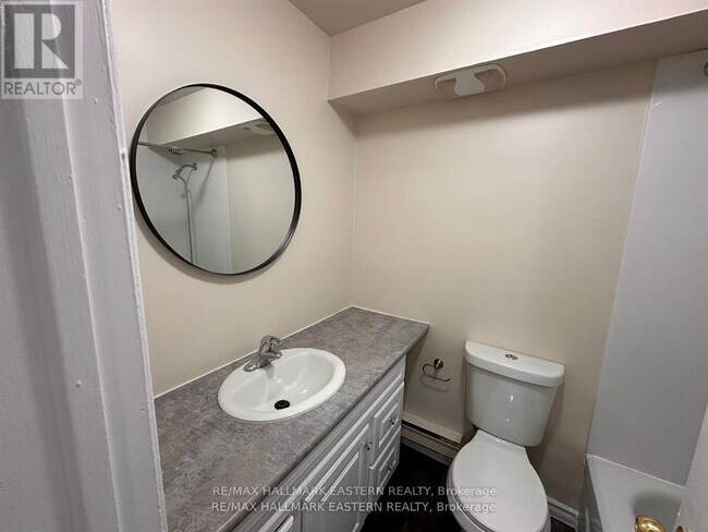 Photo - 106 Lansdowne St W