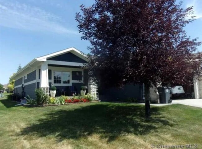 Building Photo - LARGE 3 BED 3 BATH TOWNHOME IN THE DESIRABLE POINTE NEIGHBORHOOD